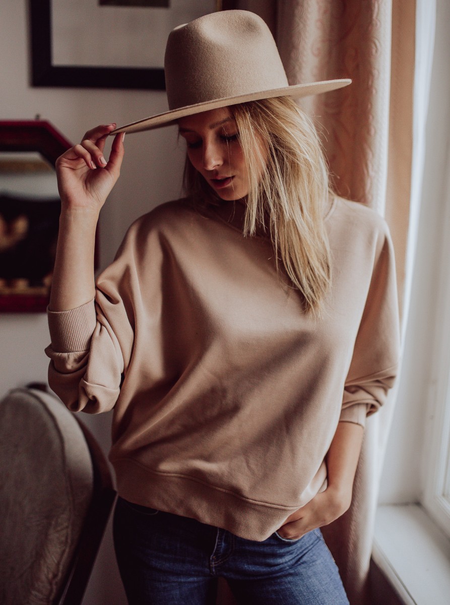 Brązowa bluza damska CHILL O-neck w ujęciu z przodu, z luźnym fasonem, obniżoną linią ramion i prążkowanymi ściągaczami marki MAFFEI.