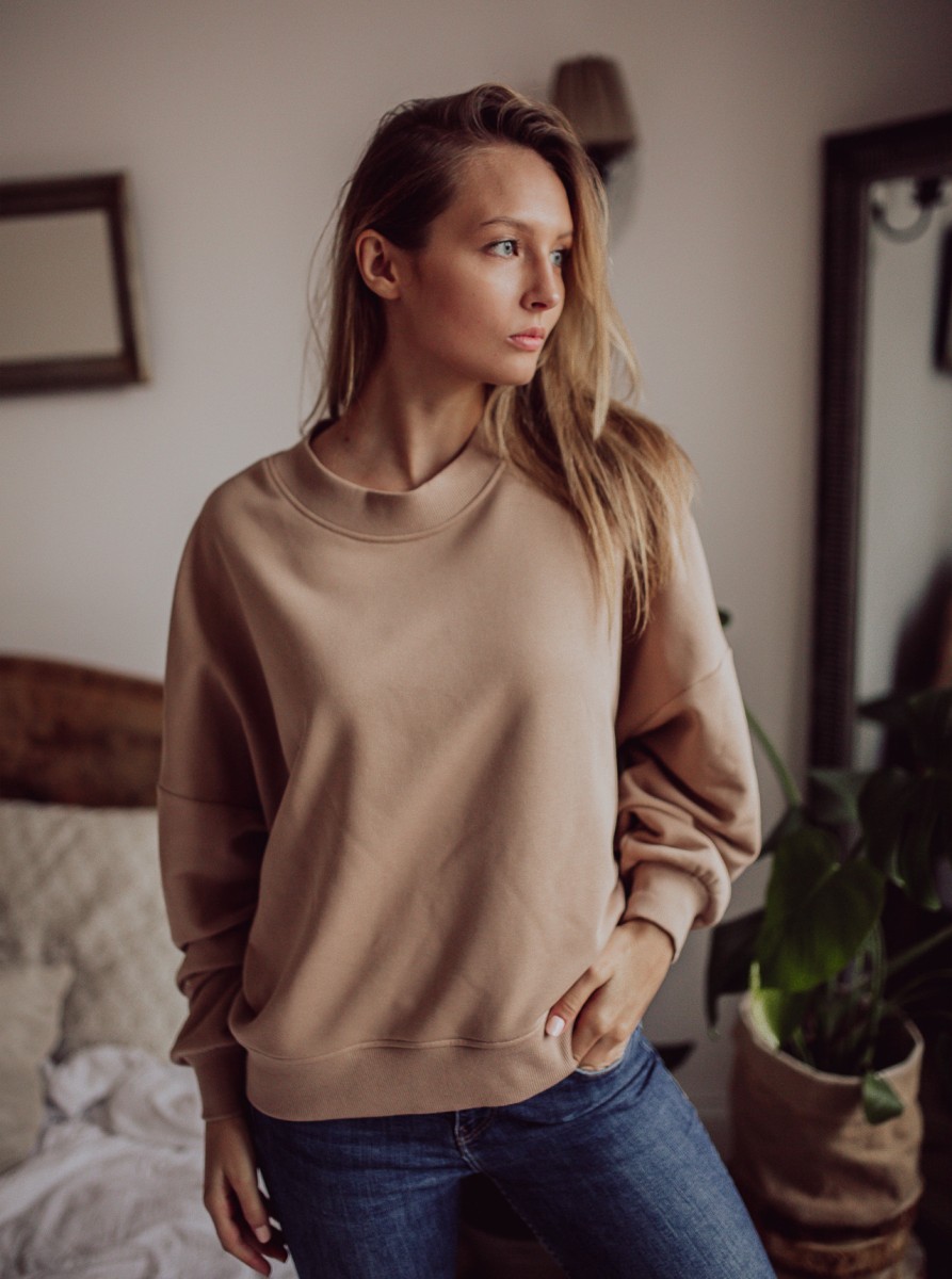 Sportowa bluza damska oversize CHILL O-neck, z przodu, karmelowa, obniżona linia ramion, okrągły dekolt i prążkowany ściągacz u dołu marki MAFFEI.