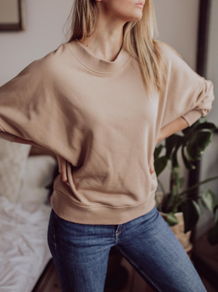 Bawełniana bluza damska bez kaptura CHILL O-neck, z przodu w zbliżeniu, karmelowa, oversize’owy fason, okrągły dekolt i prążkowany ściągacz u dołu marki MAFFEI.