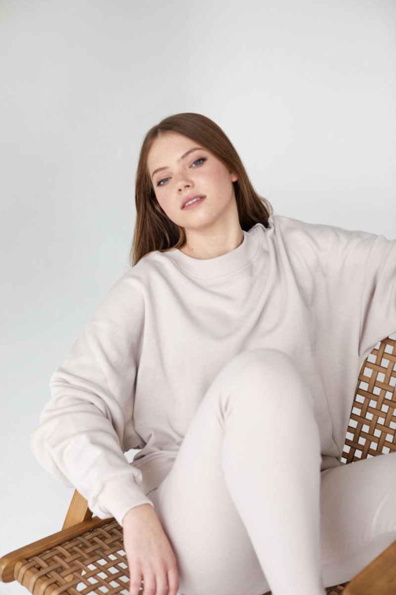 Bawełniana bluza damska CHILL O-neck biszkoptowa oversize w domowej stylizacji, luźny fason i długie rękawy marki MAFFEI.