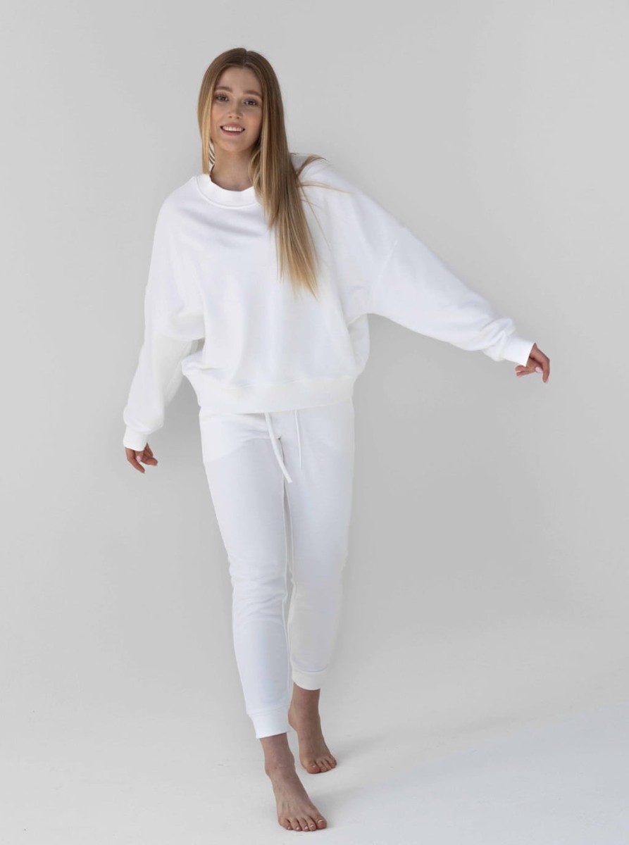 Bawełniana bluza damska CHILL O-NECK z przodu w pełnej sylwetce, natural white, z oversize'owym fasonem, okrągłym dekoltem i długimi rękawami marki MAFFEI.