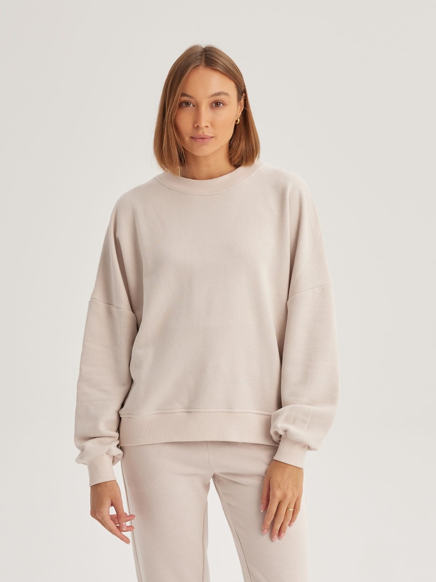 Biszkoptowa bluza damska CHILL O-neck oversize, luźny fason z obniżoną linią ramion, widok z przodu marki MAFFEI.