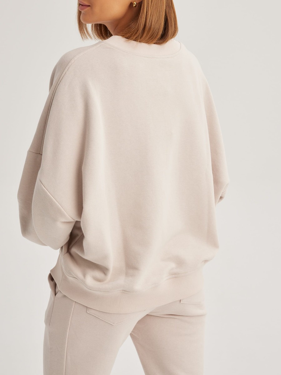 Sportowa bluza damska CHILL O-neck-kolor latte-oversize, luźny krój i obniżona linia ramion, widok z tyłu marki MAFFEI.