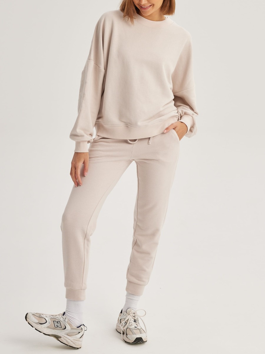 Dresowa bluza damska CHILL biszkoptowa oversize w komplecie ze spodniami dresowymi, widok całej sylwetki marki MAFFEI.