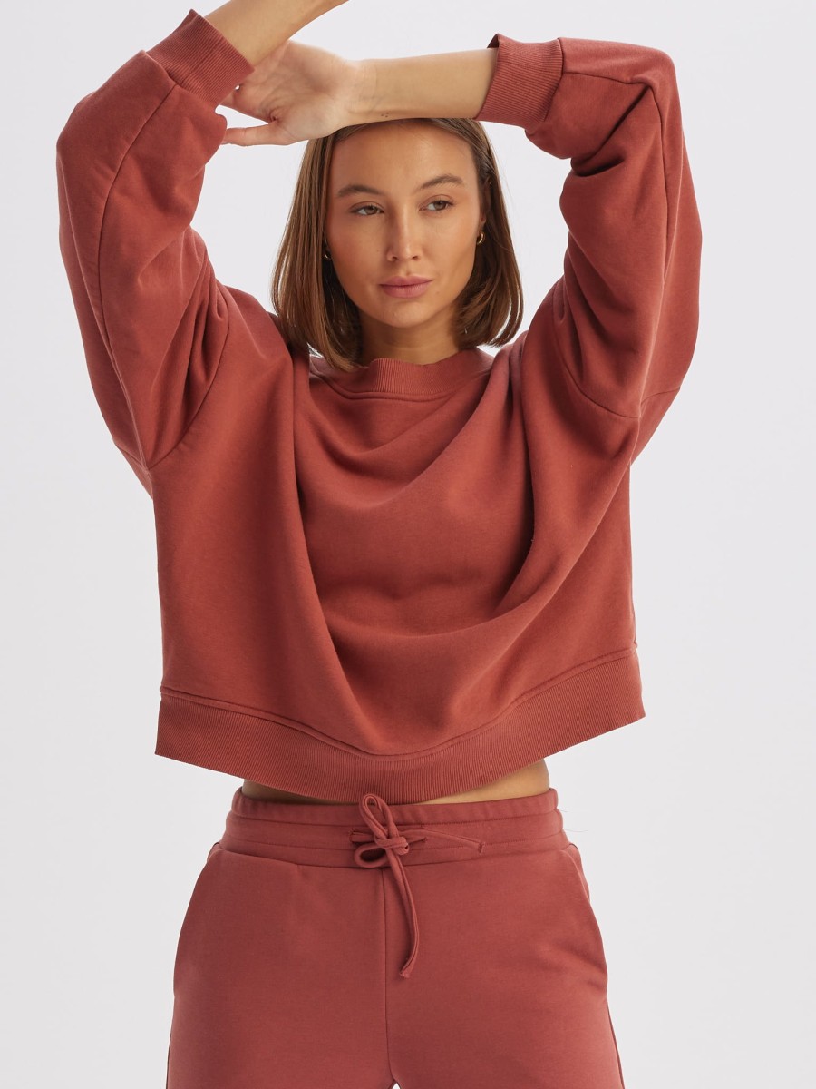 Sportowa bluza damska oversize CHILL O-neck, z przodu, cynamonowa, obniżona linia ramion, szerokie rękawy i prążkowane ściągacze marki MAFFEI.