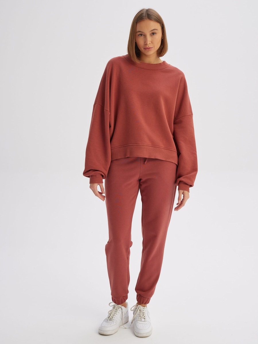 Bawełniana bluzka damska oversize CHILL O-neck, w pełnej sylwetce, cynamonowa, obniżona linia ramion, luźny krój i prążkowane ściągacze marki MAFFEI.