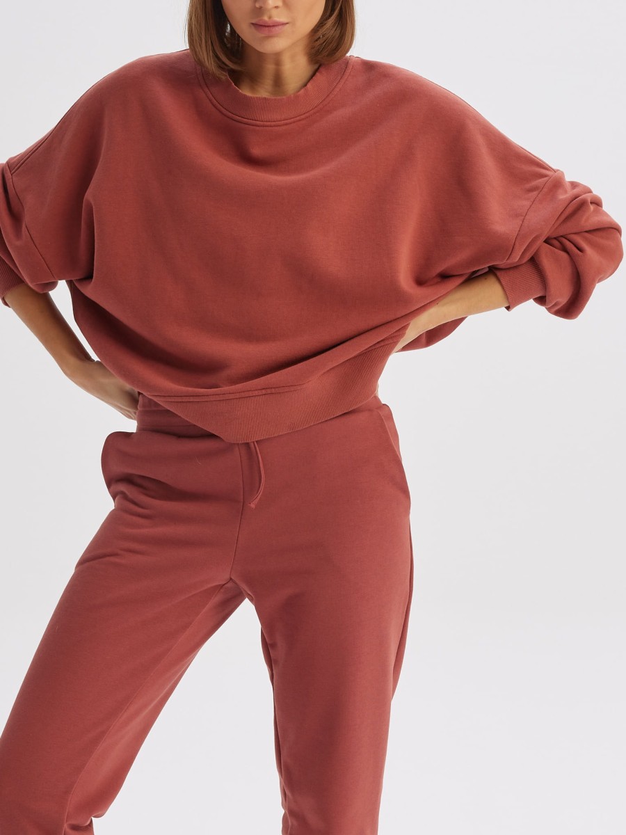 Bawełniana bluza damska CHILL O-neck z przodu w zbliżeniu, cynamonowa, z oversize’owym fasonem, obniżoną linią ramion i szerokim prążkowanym ściągaczem marki MAFFEI.