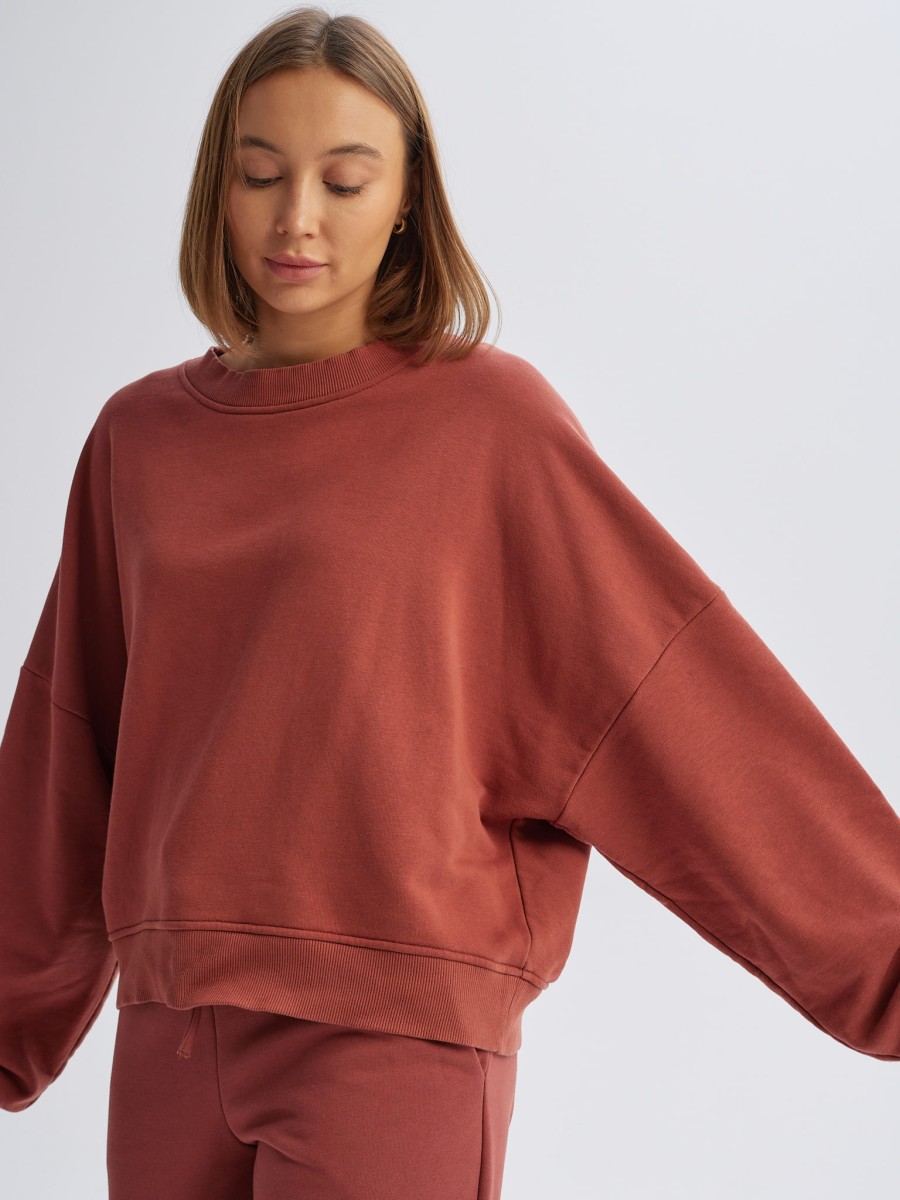 Cynamonowa bluza damska CHILL O-neck oversize, w zbliżeniu, obniżona linia ramion, szerokie rękawy i prążkowane ściągacze marki MAFFEI.