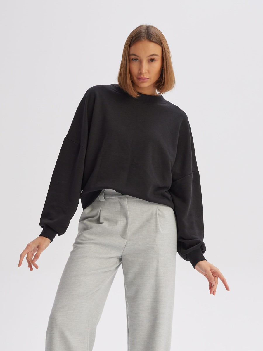 Sportowa bluza damska CHILL O-NECK z przodu w ujęciu 3/4, czarna, z oversize'owym fasonem, okrągłym dekoltem i długimi rękawami marki MAFFEI.