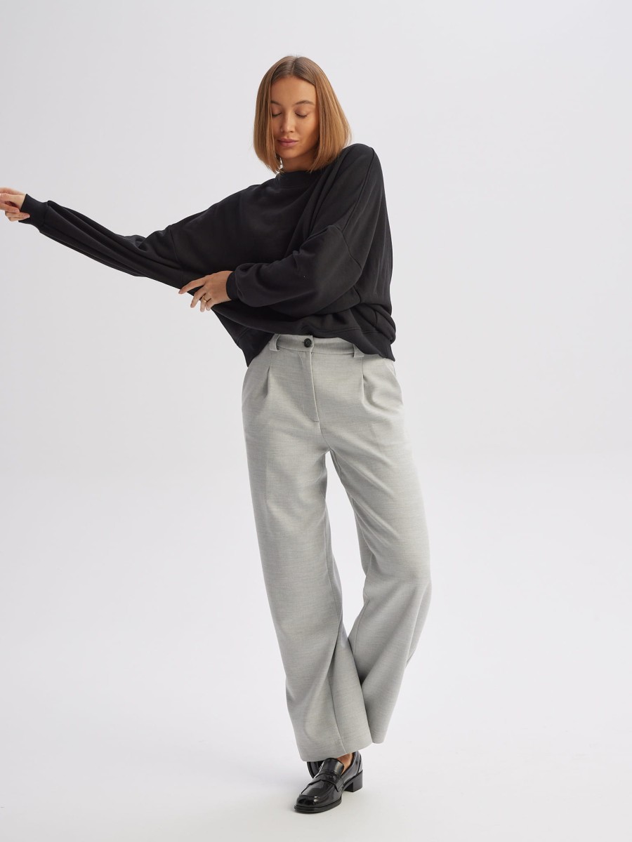 Dresowa bluza premium CHILL O-NECK z przodu w ujęciu 3/4, czarna, z szerokim krojem, długimi rękawami i elastycznym wykończeniem marki MAFFEI.