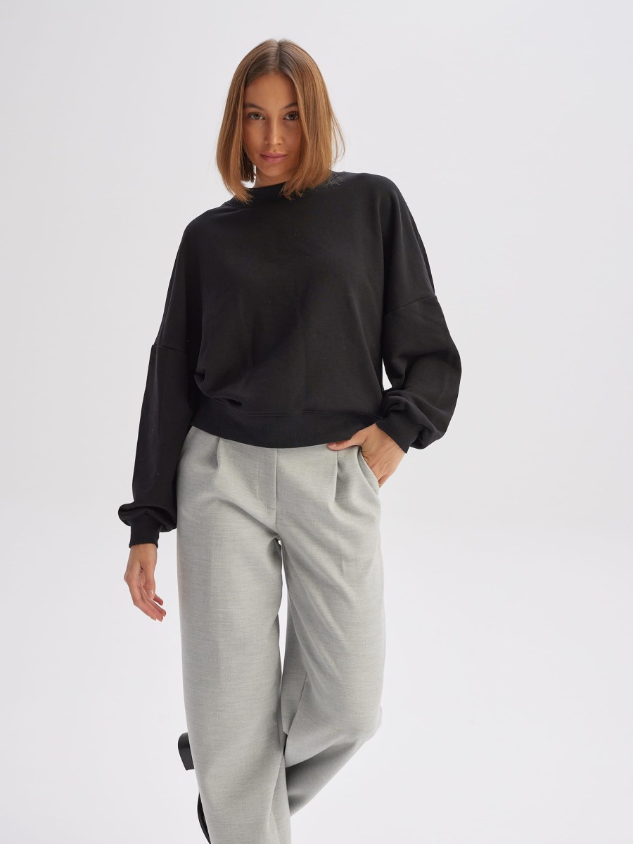Bawełniana bluza damska CHILL O-NECK z przodu w ujęciu 3/4, czarna, z oversize'owym fasonem, okrągłym dekoltem i długimi rękawami marki MAFFEI.