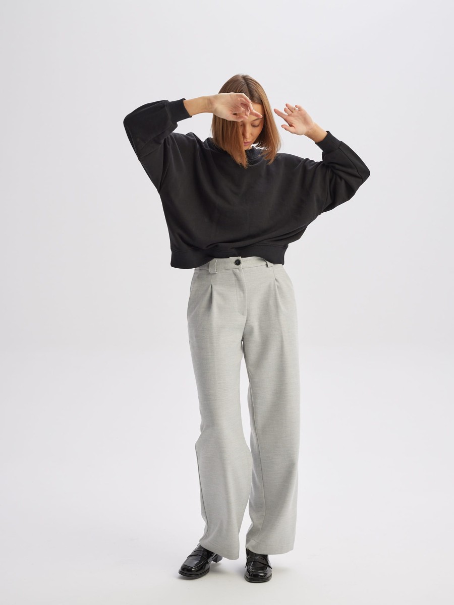 Bluza oversize CHILL O-NECK z przodu w pełnej sylwetce, czarna, z luźnym krojem, obniżoną linią ramion i elastycznymi ściągaczami marki MAFFEI.