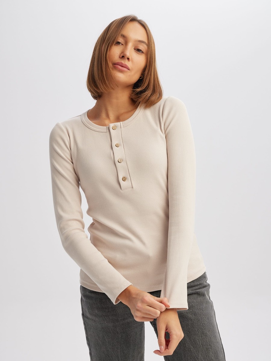 Damski longsleeve FEEL FREE w kolorze biszkoptowym, zapięcie na guziki przy dekolcie i dopasowany krój marki MAFFEI.