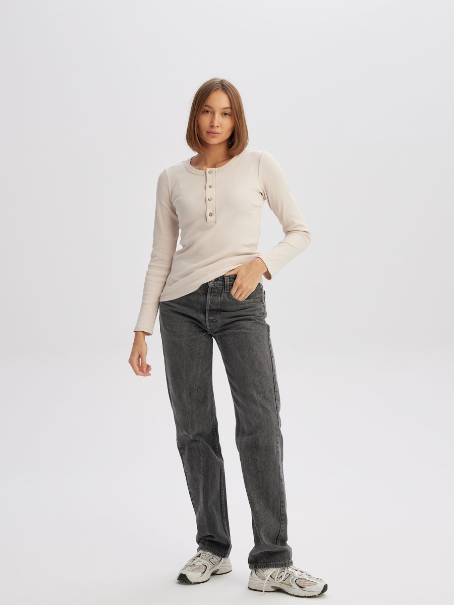 Longsleeve damski FEEL FREE biszkoptowy w pełnej sylwetce, dopasowany fason z długimi rękawami i dekoltem henley marki MAFFEI.