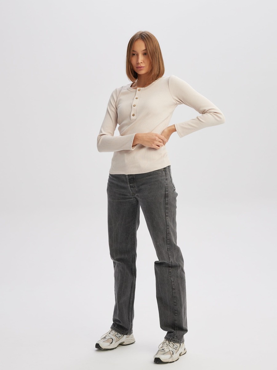 Biszkoptowy longsleeve damski FEEL FREE z dekoltem na guziki, stylizacja z jeansami, widok całej sylwetki marki MAFFEI.