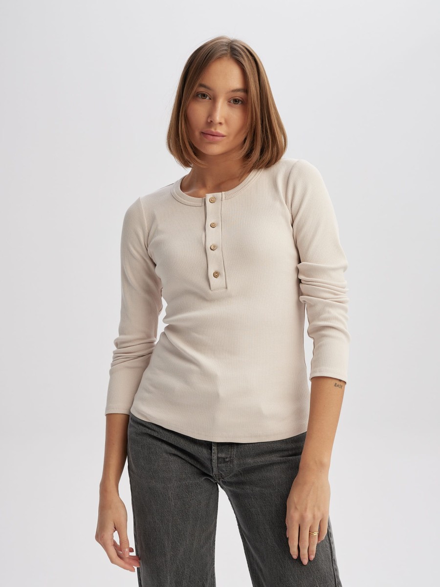 Biszkoptowy longsleeve damski FEEL FREE z dekoltem henley i guzikami, dopasowany fason z długim rękawem marki MAFFEI.