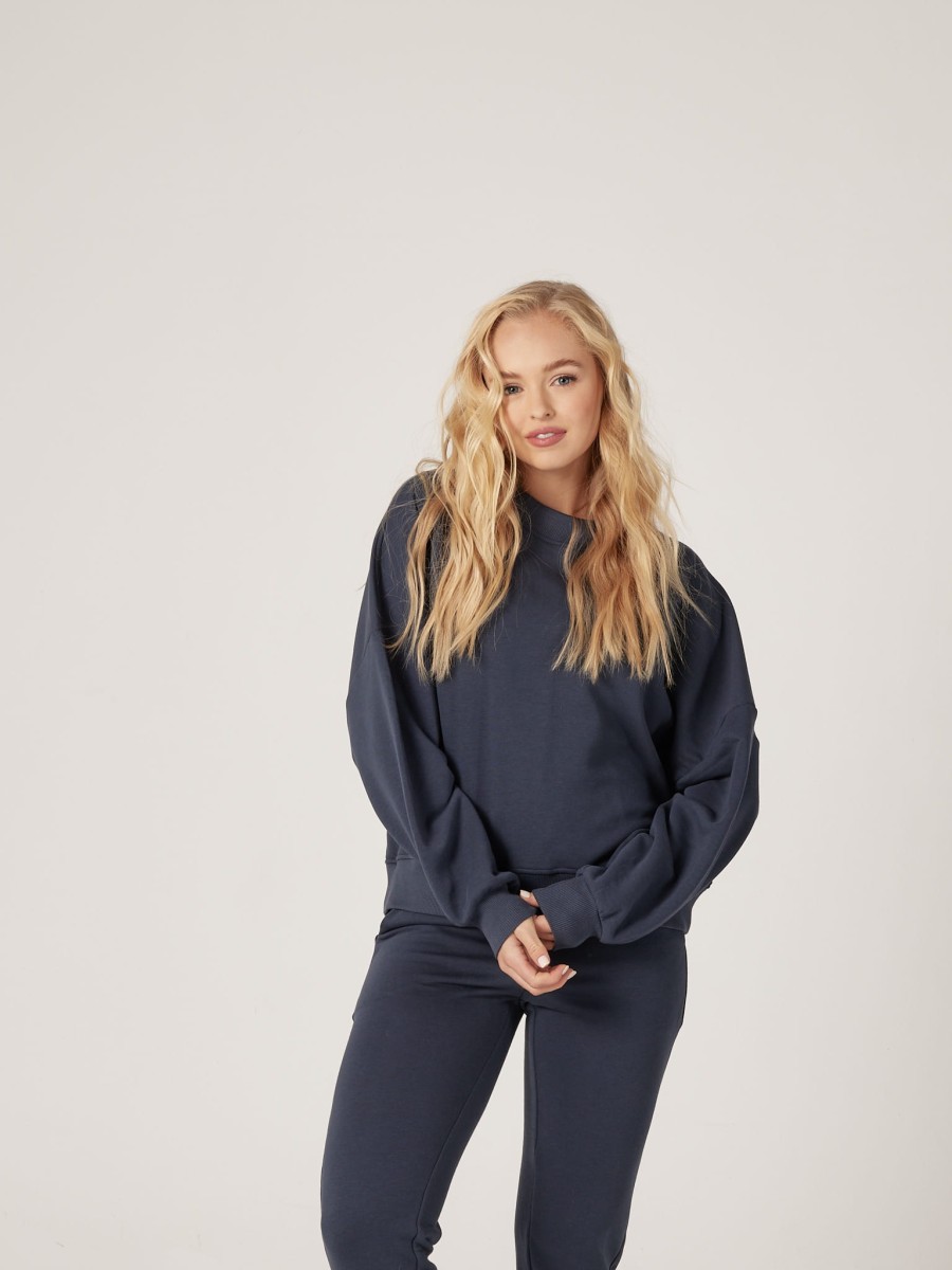Sportowa bluza damska CHILL O-NECK z przodu w zbliżeniu, granatowa, z okrągłym dekoltem, oversize'owym fasonem i długimi rękawami marki MAFFEI.