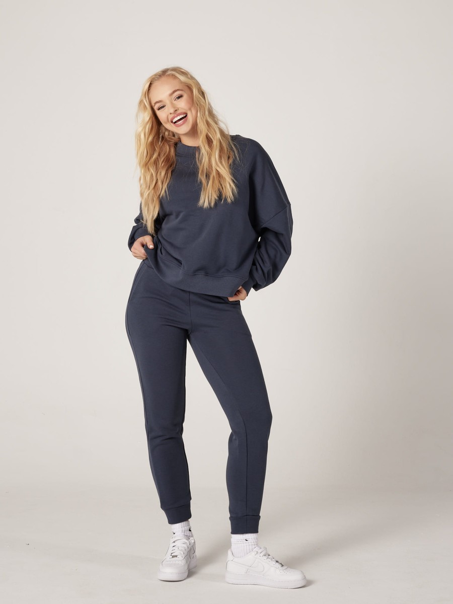 Dresowa bluza premium CHILL O-NECK z przodu w pełnej sylwetce, granatowa, z oversize'owym krojem, okrągłym dekoltem i miękką dzianiną marki MAFFEI.