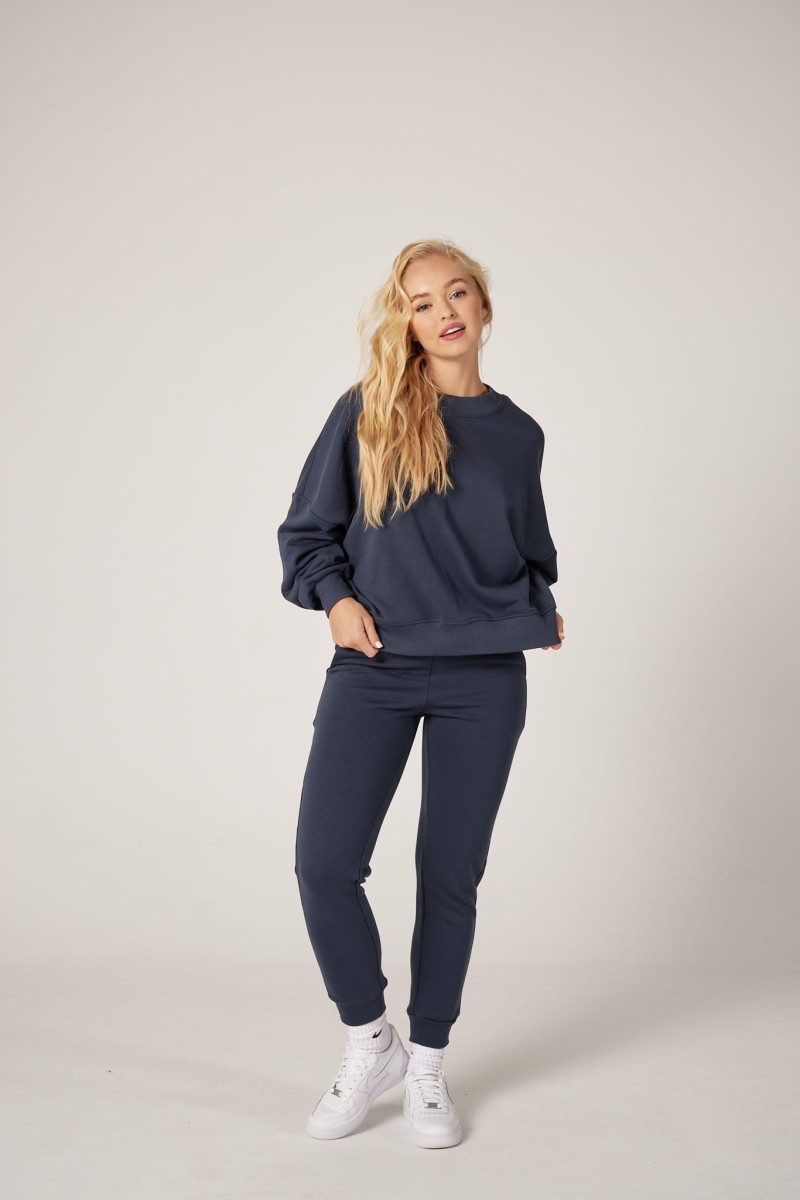 Bluza oversize CHILL O-NECK z przodu w pełnej sylwetce, granatowa, z luźnym krojem, okrągłym dekoltem i elastycznymi ściągaczami marki MAFFEI.