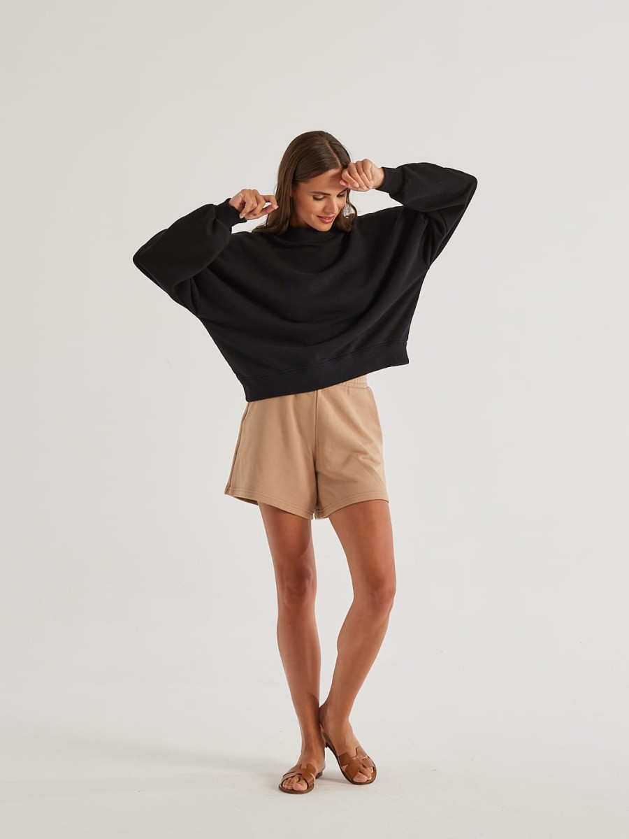 Bluza oversize CHILL O-NECK z przodu w pełnej sylwetce, czarna, z luźnym krojem, obniżoną linią ramion i elastycznymi ściągaczami marki MAFFEI.