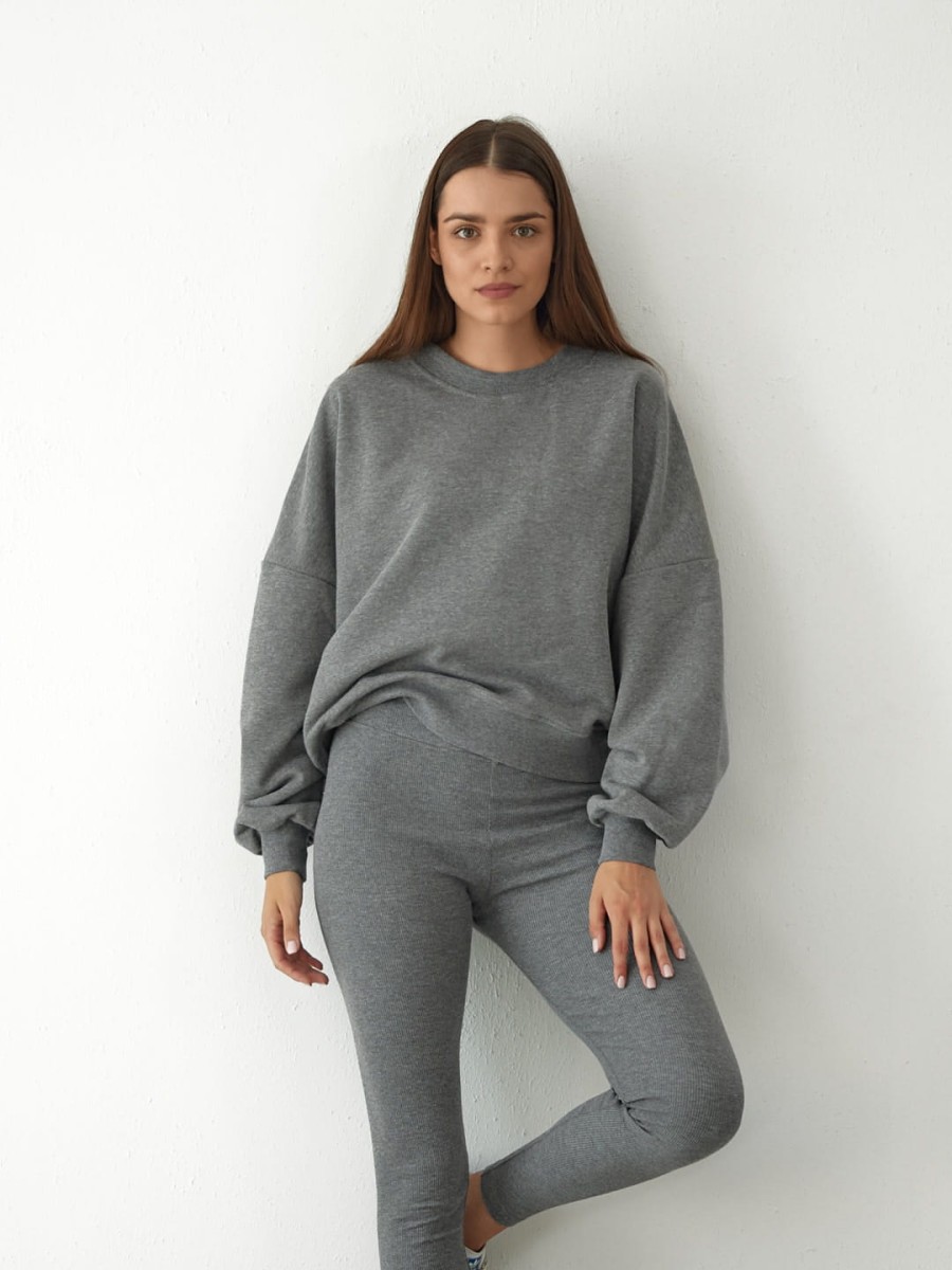 Szara bluza damska CHILL dark melange oversize, luźny fason z obniżoną linią ramion, widok z przodu marki MAFFEI.