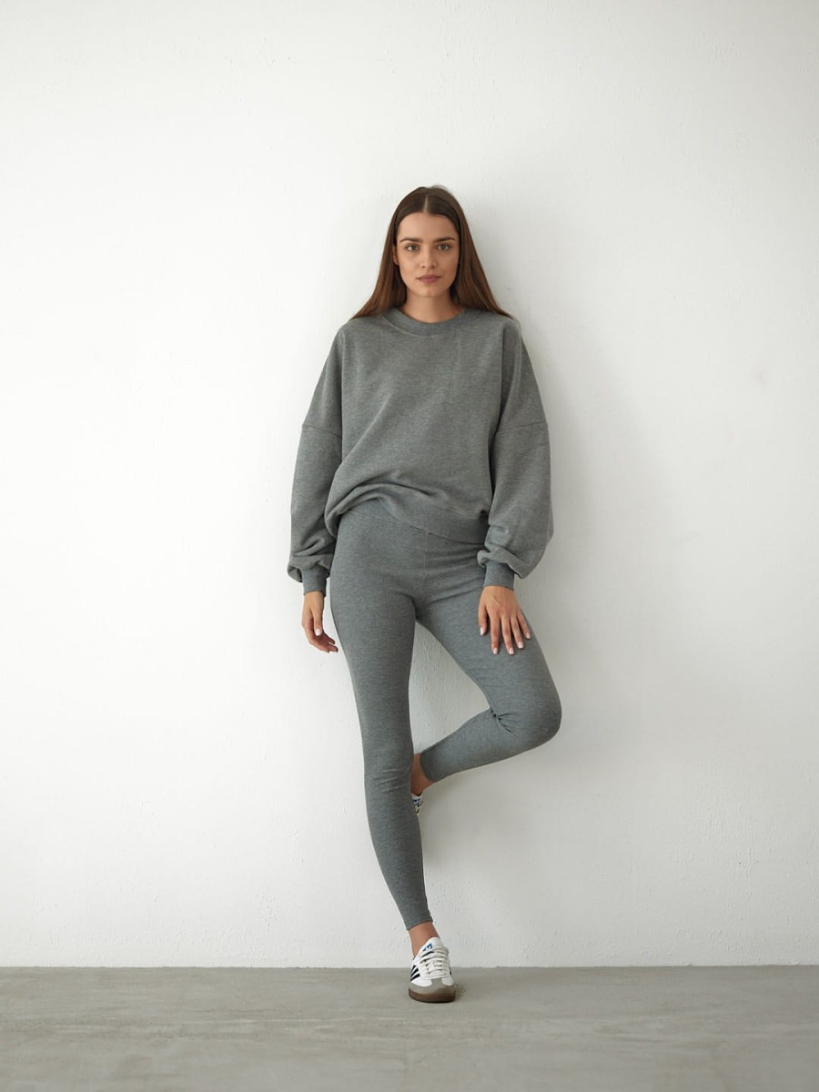Dresowa bluza damska CHILL dark melange oversize, luźny fason z obniżoną linią ramion, stylizacja z szarymi legginsami marki MAFFEI.
