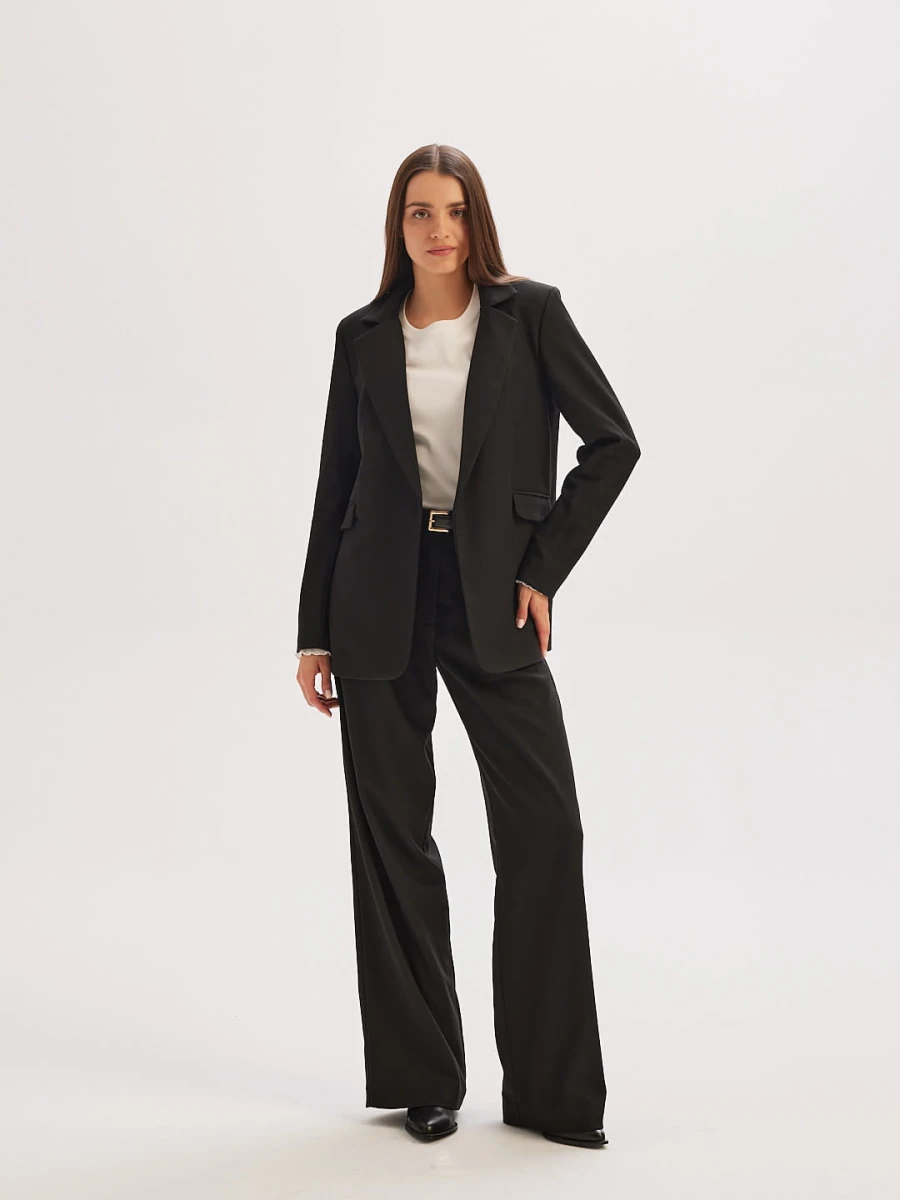 Nowoczesna marynarka premium READY TO GO z przodu w pełnej sylwetce, czarna, z luźnym fasonem, klasyczną konstrukcją klap i elegancką stylizacją marki MAFFEI.