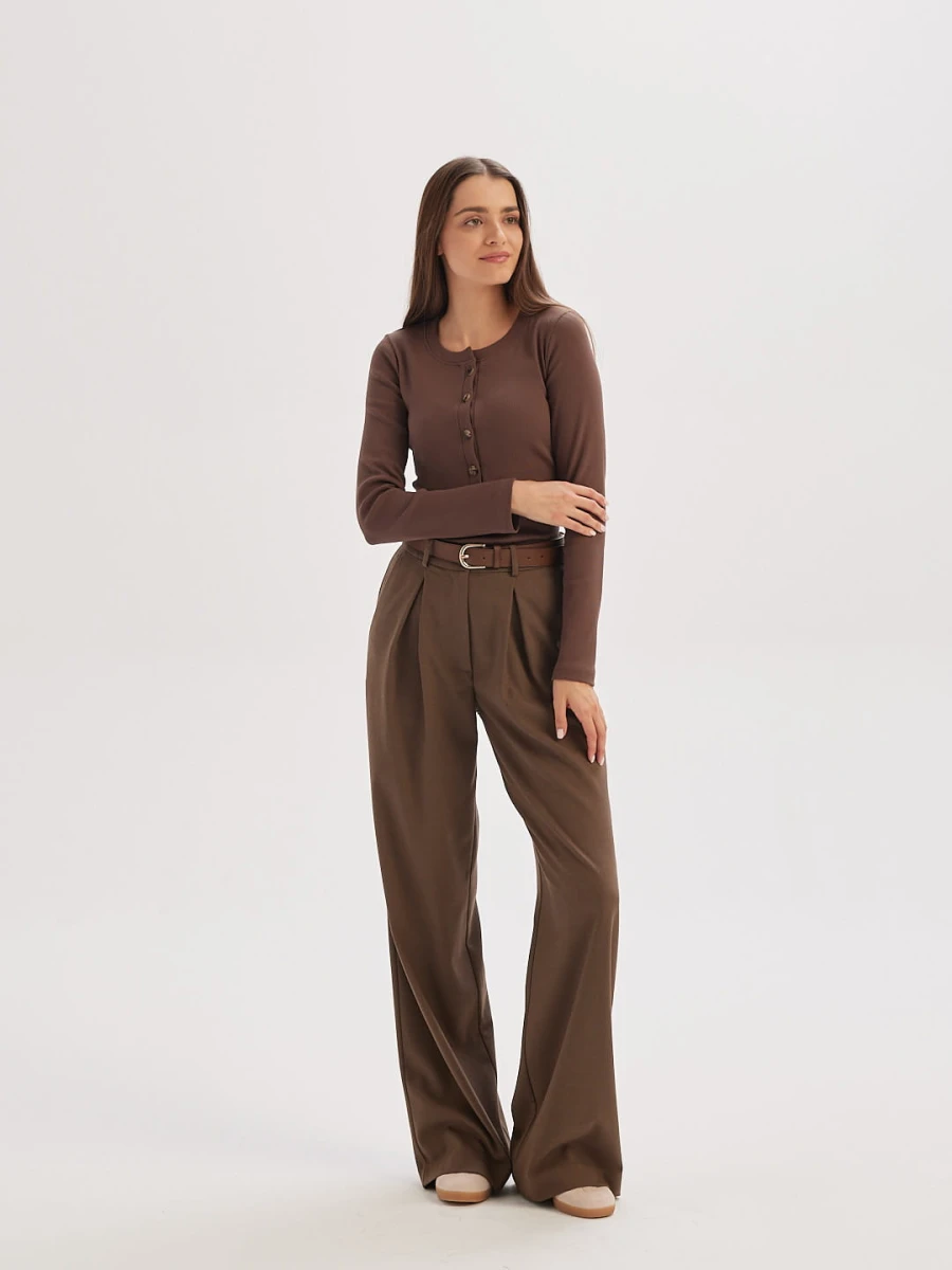 Eleganckie damskie spodnie do biura AUSTIN w kolorze brązowym w minimalistycznej stylizacji z dzianinową bluzką, wysokim stanem i swobodnie układającą się nogawką marki MAFFEI.