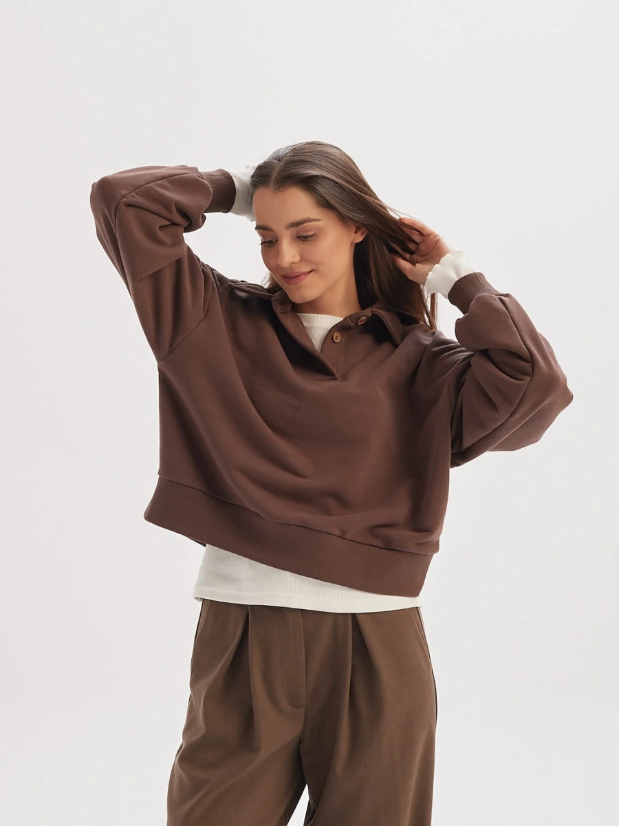 Brązowe spodnie damskie AUSTIN w nowoczesnej stylizacji smart casual z bluzą, szeroką prostą nogawką i swobodnie układającą się tkaniną marki MAFFEI.