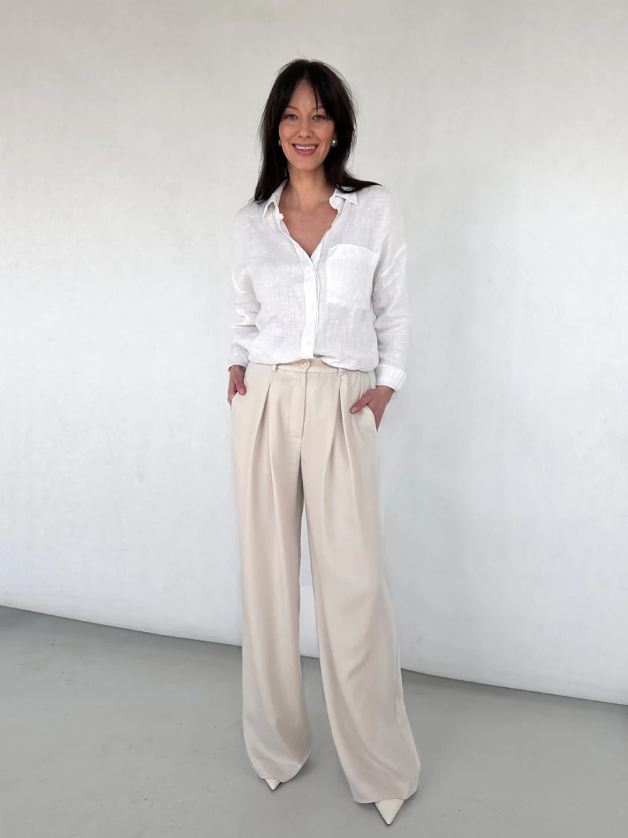Eleganckie spodnie AUSTIN-biszkoptowe-z tencelu z przodu w nowoczesnej stylizacji smart casual, z wysokim stanem, zakładkami w talii, prostą szeroką nogawką i lekką naturalną tkaniną marki MAFFEI.
