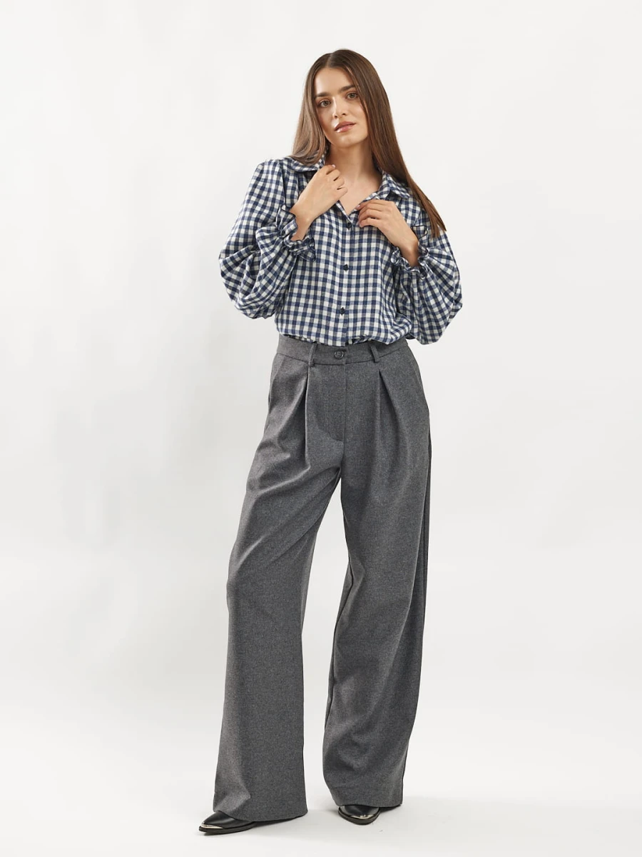 Spodnie do biura z wełny AUSTIN w ciemnoszarym kolorze w codziennej stylizacji z koszulą w kratę, zakładkami modelującymi talię i elegancką linią sylwetki marki MAFFEI.