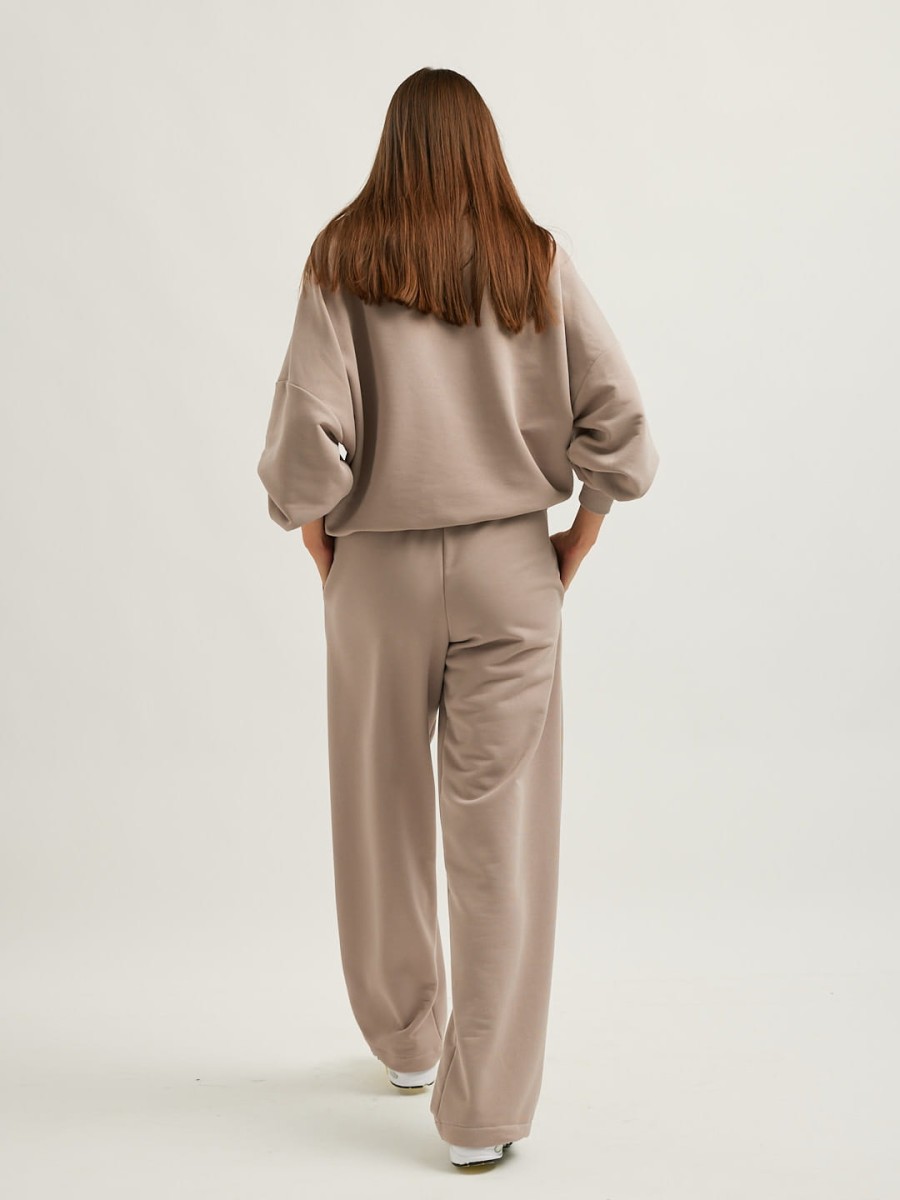 Bawełniana bluza damska CHILL z tyłu w pełnej sylwetce, alpaca, z oversize'owym fasonem, obniżoną linią ramion i elastycznym ściągaczem u dołu marki MAFFEI.