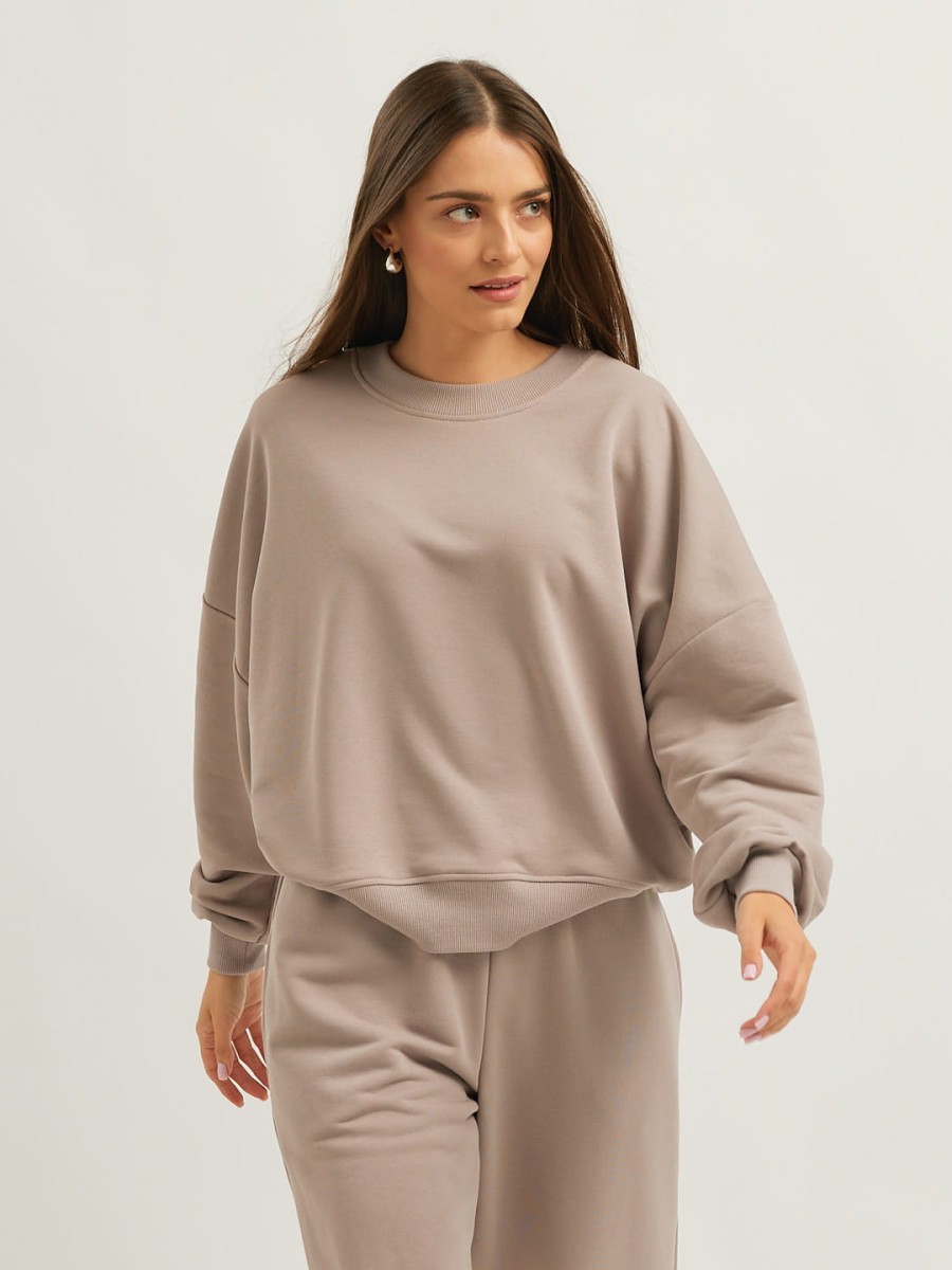 Bawełniana bluza premium CHILL z przodu w ujęciu 3/4, alpaca, z oversize'owym fasonem, okrągłym dekoltem i miękką dzianiną marki MAFFEI.