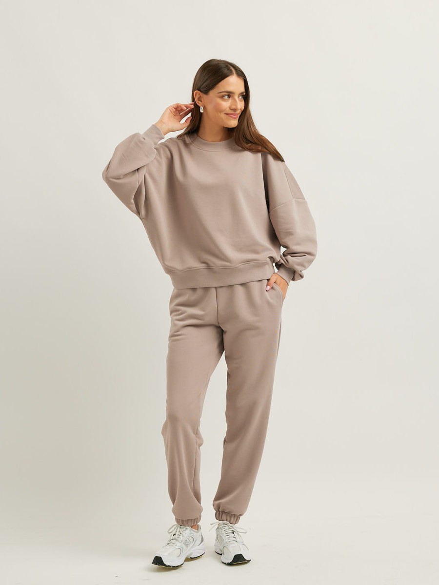 Bawełniana bluza damska CHILL z przodu w pełnej sylwetce, alpaca, z oversize'owym fasonem, obniżoną linią ramion i ściągaczami marki MAFFEI.