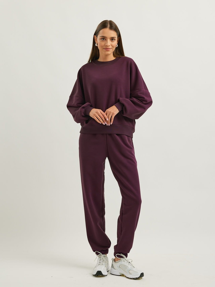 Bluza oversize CHILL z przodu w pełnej sylwetce, wino, z luźnym krojem, długimi rękawami i elastycznymi ściągaczami marki MAFFEI.