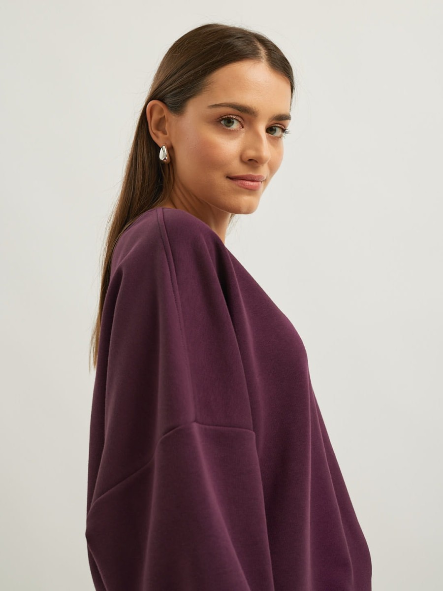 Bawełniana bluza damska CHILL w zbliżeniu z boku, wino, z oversize'owym fasonem, obniżoną linią ramion i miękką dzianiną marki MAFFEI.