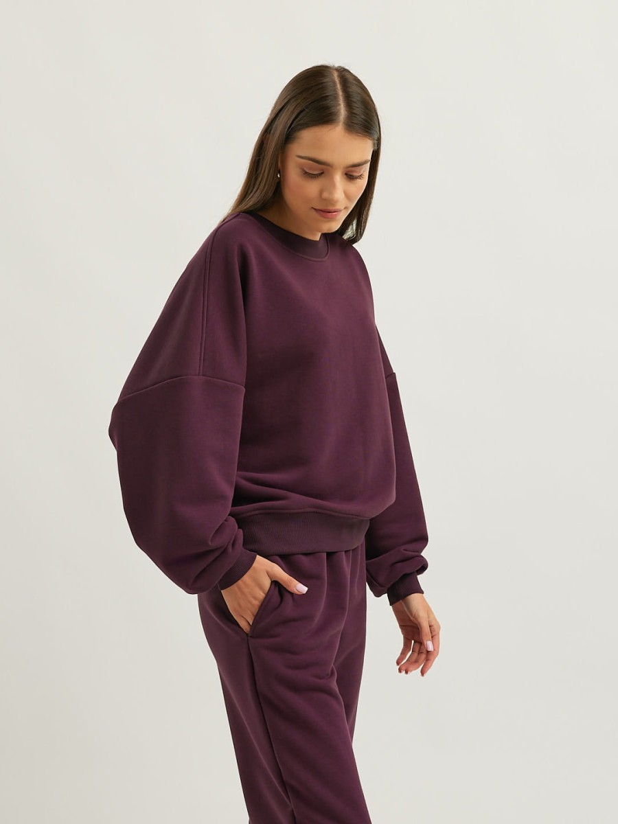Krótka bluza damska CHILL z przodu w ujęciu 3/4, wino, z miękką bawełnianą dzianiną, obniżoną linią ramion i ściągaczem u dołu marki MAFFEI.