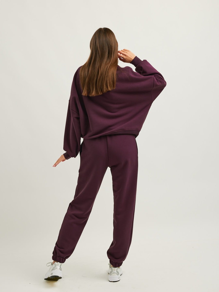 Bluza oversize CHILL z tyłu w pełnej sylwetce, wino, z luźnym krojem, elastycznym ściągaczem u dołu i długimi rękawami marki MAFFEI.