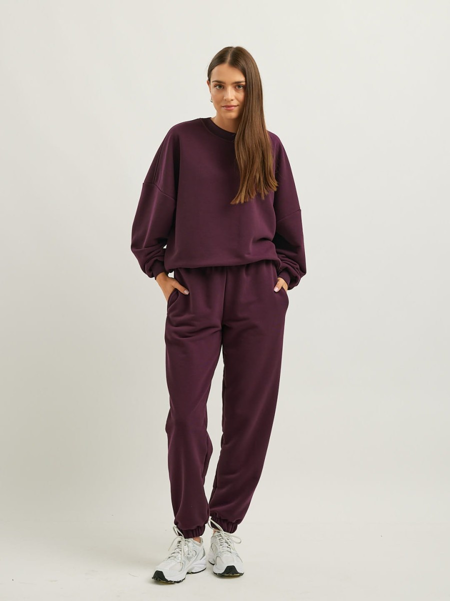 Bawełniana bluza premium CHILL z przodu w pełnej sylwetce, wino, z krótkim oversize'owym fasonem, okrągłym dekoltem i obniżoną linią ramion marki MAFFEI.