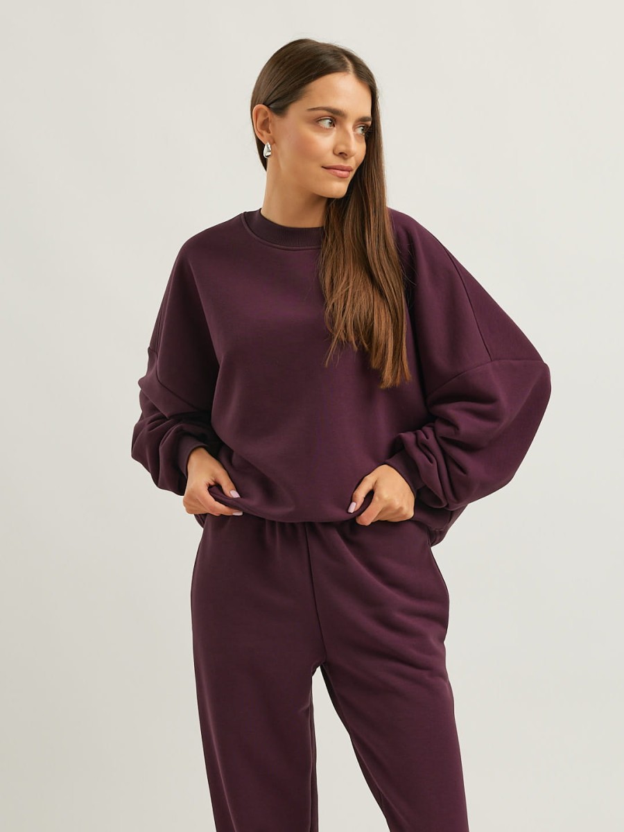 Bawełniana bluza damska CHILL z przodu w zbliżeniu, wino, z oversize'owym fasonem, okrągłym dekoltem i obniżoną linią ramion marki MAFFEI.