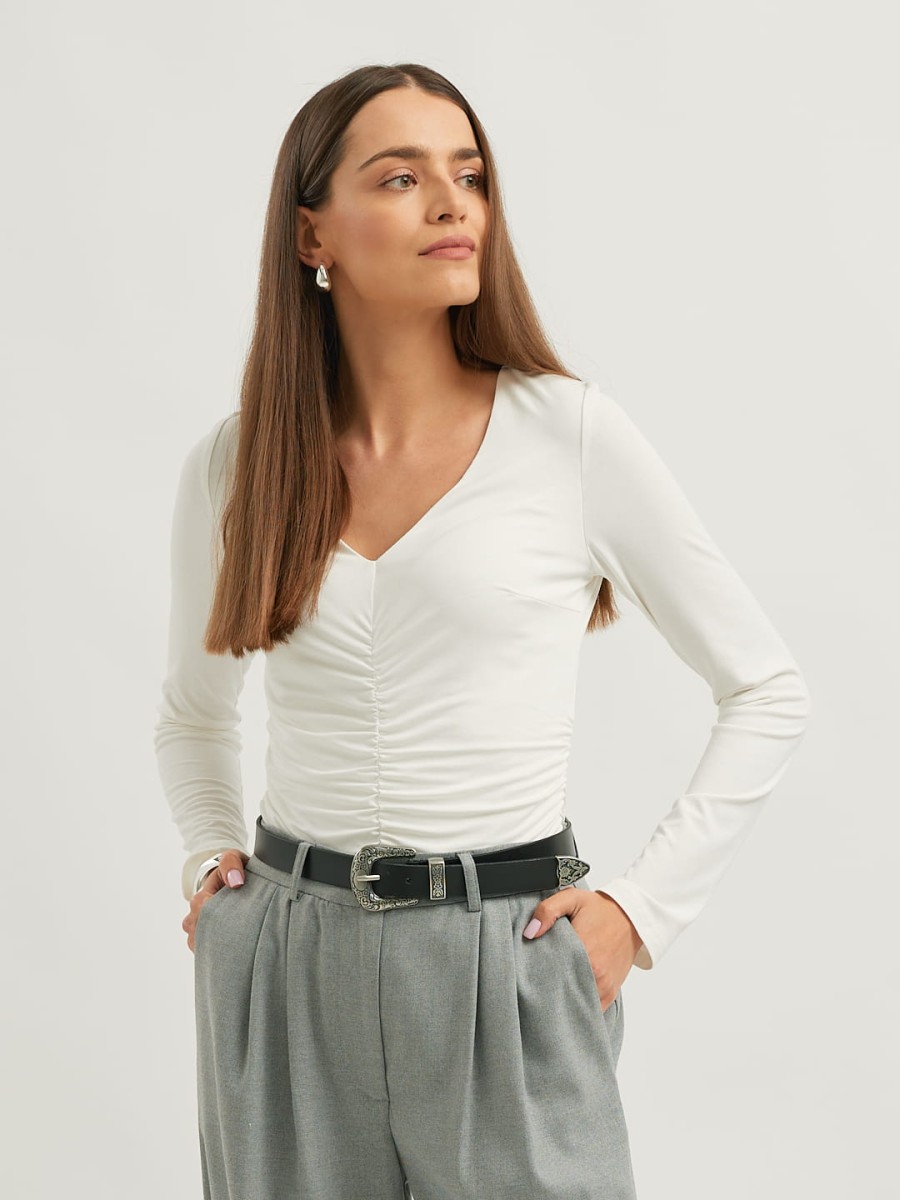 Basic premium AYLA z przodu z lekkiego boku w zbliżeniu, off white, z dekoltem V, marszczeniem i długim rękawem marki MAFFEI.
