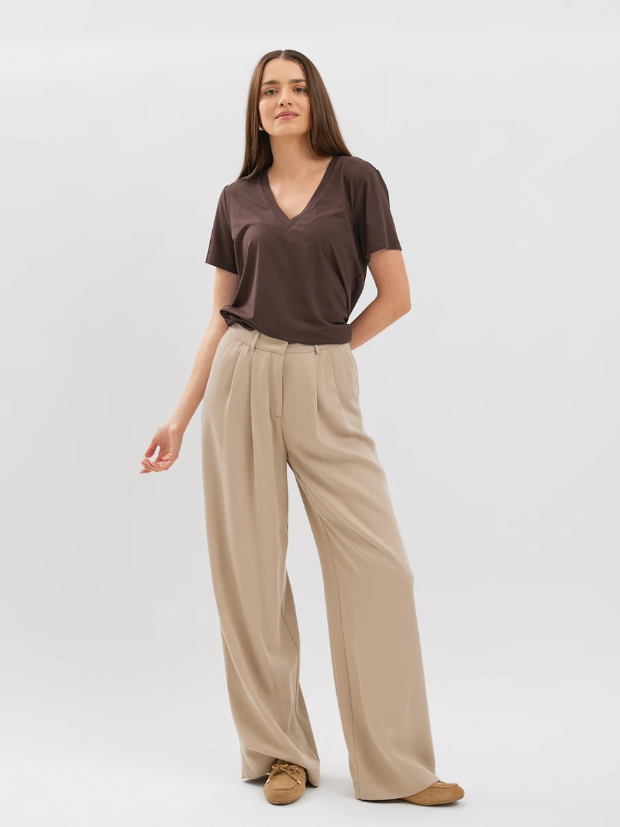 Spodnie z wysokim stanem do pracy FAVE z tencelu z przodu w stylizacji z brązową bluzką, z wysokim stanem, szerokimi nogawkami oraz wygodnym fasonem business casual marki MAFFEI.