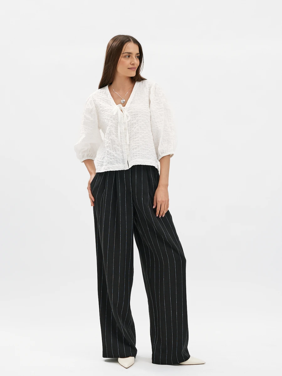 Modne spodnie FAVE w kolorze czarnym z przodu w stylizacji casual z wysokim stanem, szerokimi nogawkami oraz wygodnym fasonem do biura i na co dzień marki MAFFEI.