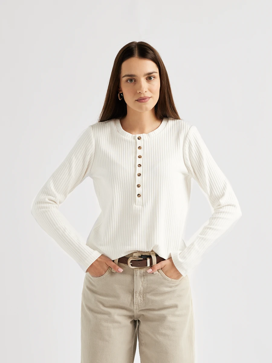 Prążkowany longsleeve damski ecru, z przodu w zbliżeniu, okrągły dekolt, dopasowane rękawy i pionowa listwa z guzikami marki MAFFEI.