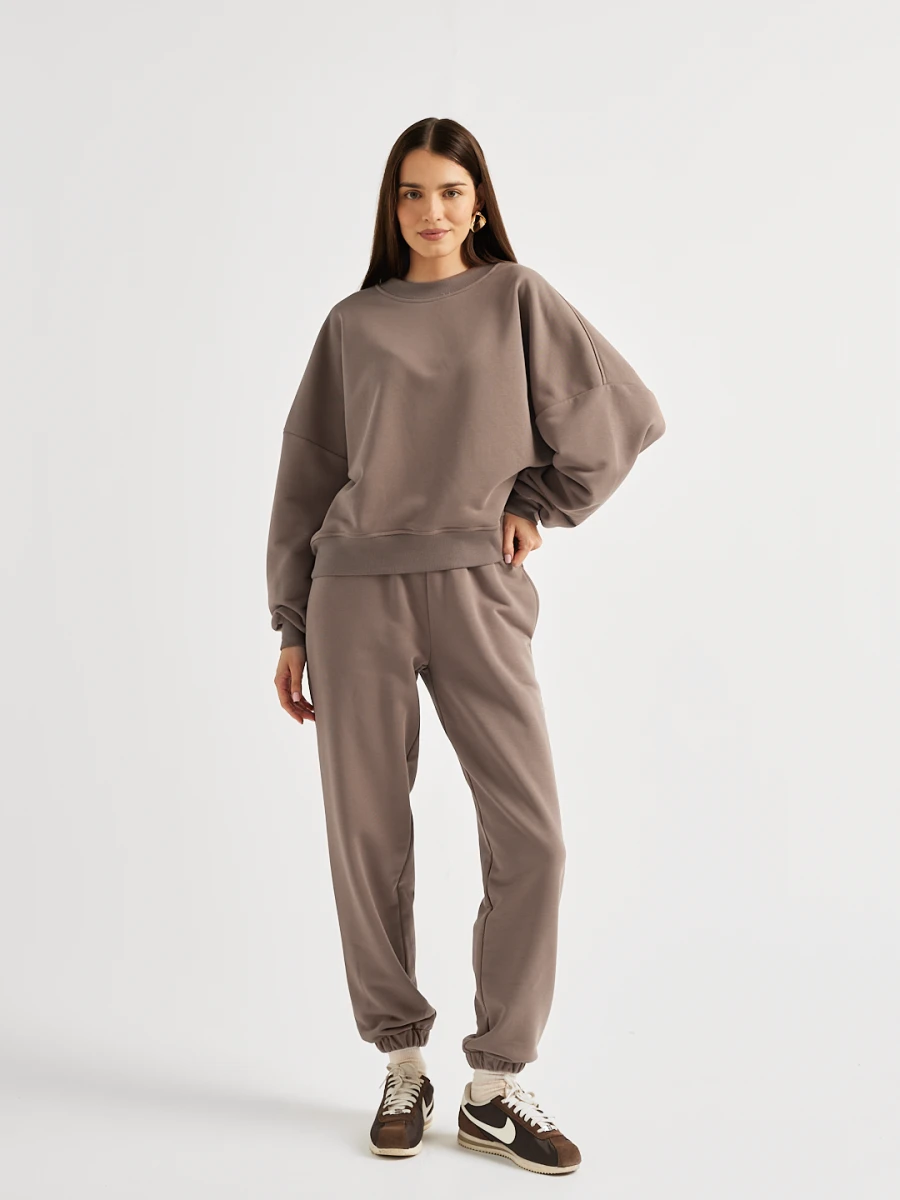 Bawełniana bluza damska CHILL kawowa, w pełnej sylwetce, luźny fason oversize, szerokie rękawy i ściągacze przy mankietach marki MAFFEI.