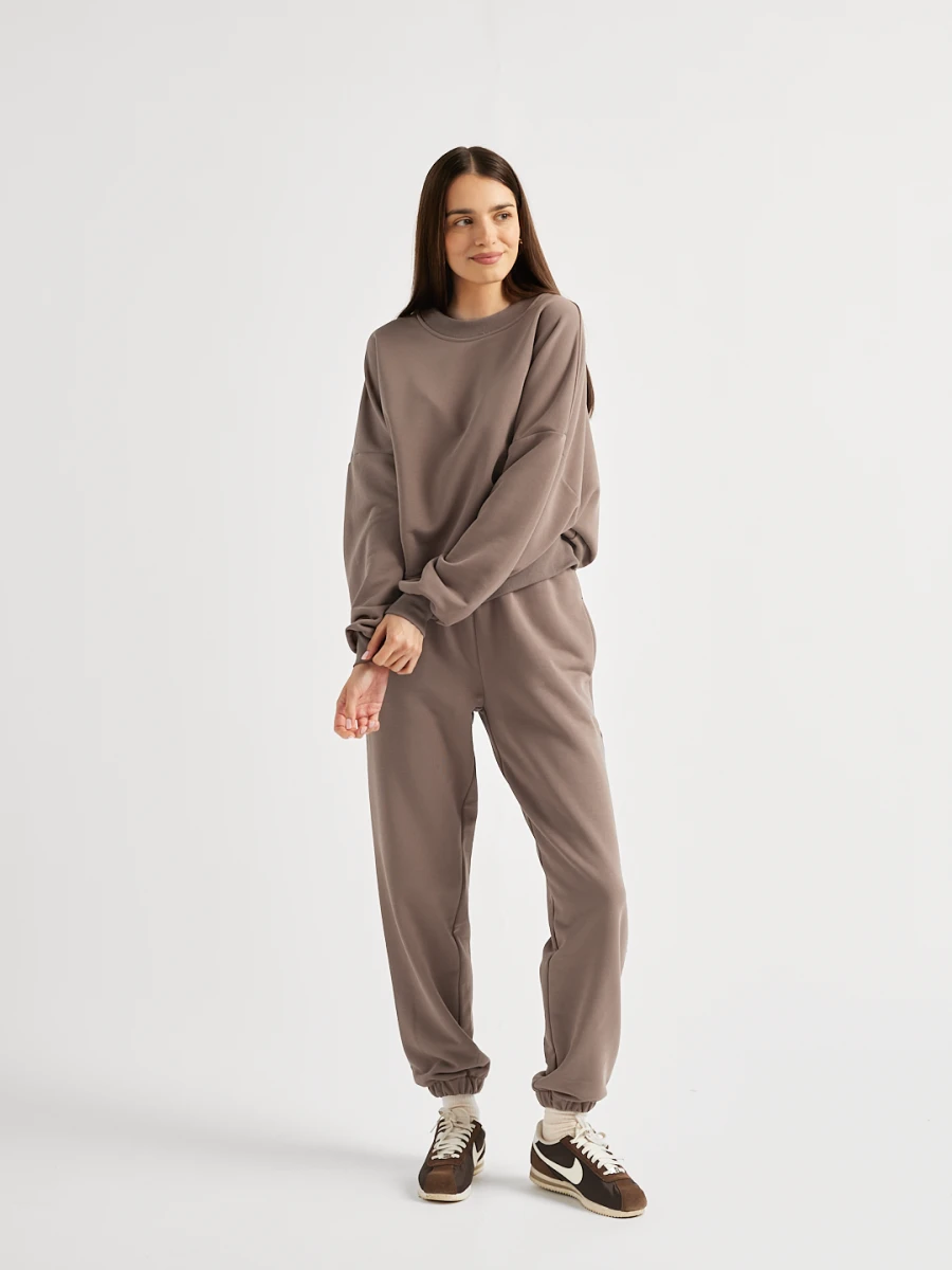 Bluza damska bez kaptura CHILL beżowa, z przodu w pełnej sylwetce, swobodny krój, obniżone ramiona i szerokie rękawy marki MAFFEI.