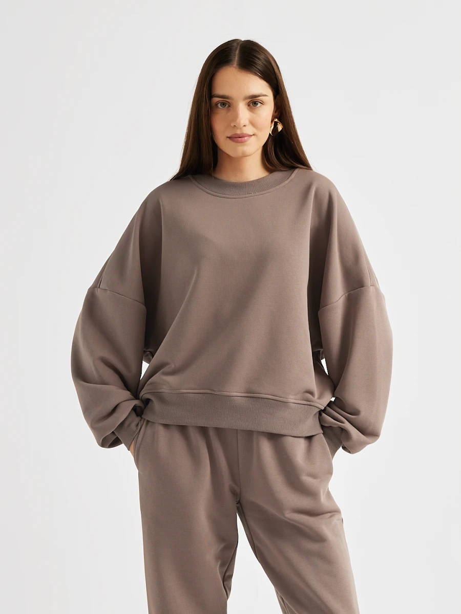 Bluza dresowa damska CHILL mokka, z przodu w zbliżeniu, luźna forma, szerokie rękawy i ściągacz u dołu marki MAFFEI.