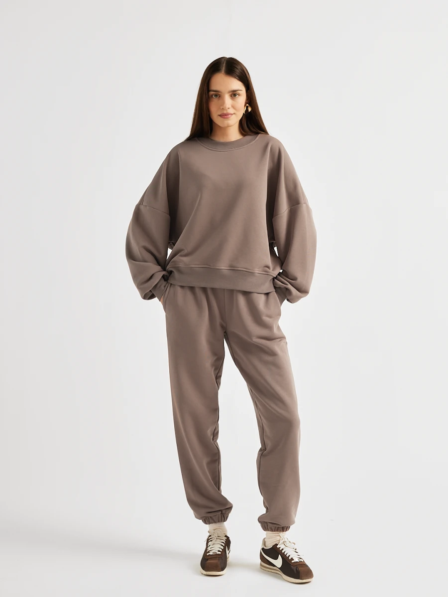 Bluza damska oversize CHILL mocca, z przodu w pełnej sylwetce, obniżona linia ramion, szerokie rękawy i ściągacz u dołu marki MAFFEI.