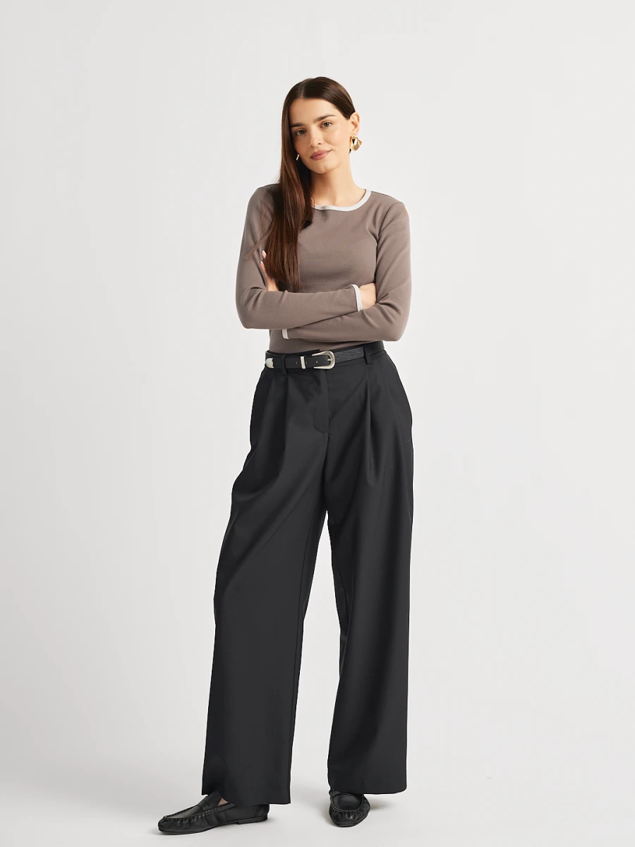 Damski longsleeve bawełniany HONEY mocca, z przodu w pełnej sylwetce, dopasowany krój, długie rękawy i jasne kontrastowe wykończenie dekoltu marki MAFFEI.