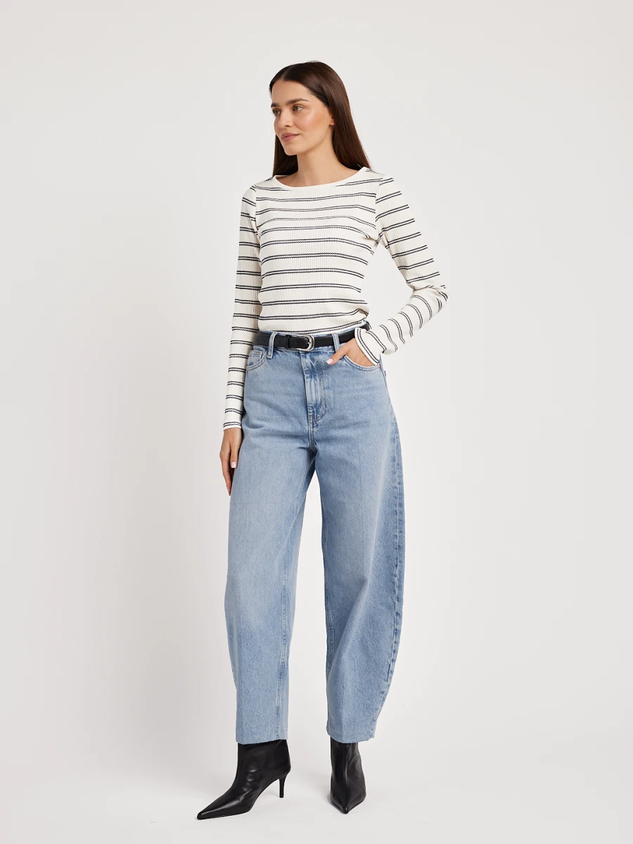 Bawełniany longsleeve damski do pracy LOW w granatowe paski, w pełnej sylwetce z przodu, dopasowany krój, okrągły dekolt i długie rękawy marki MAFFEI.